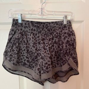 Athleta Printed Mesh Racer Run Short 4" Inseam Grey  Animal Print XS